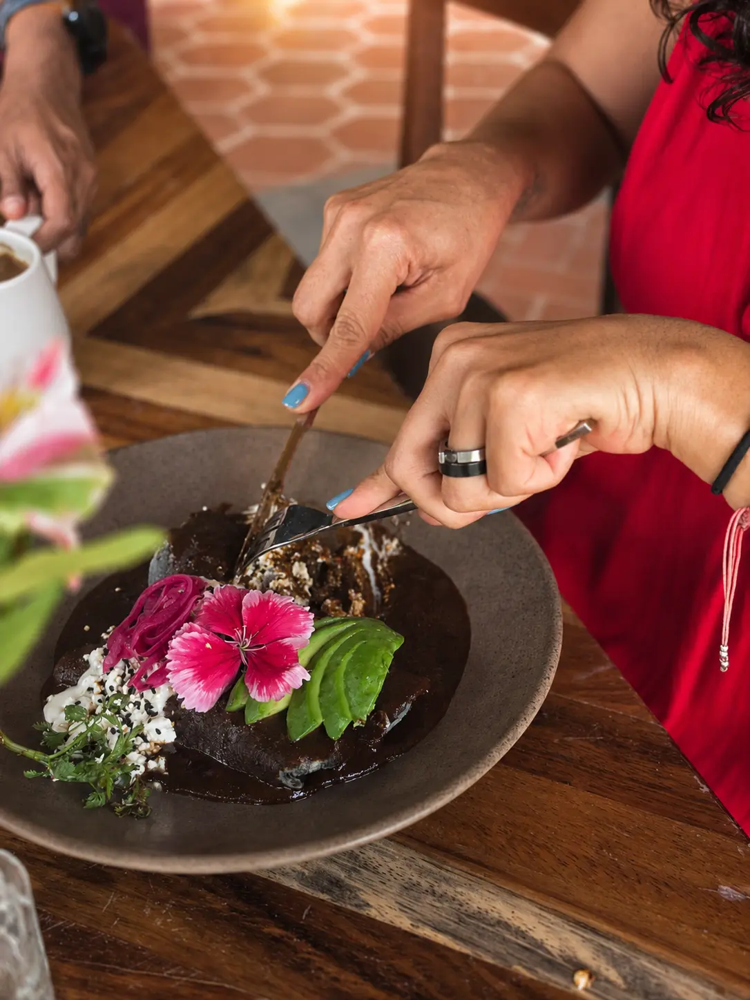 Enmolada con flores comestibles y aguacate