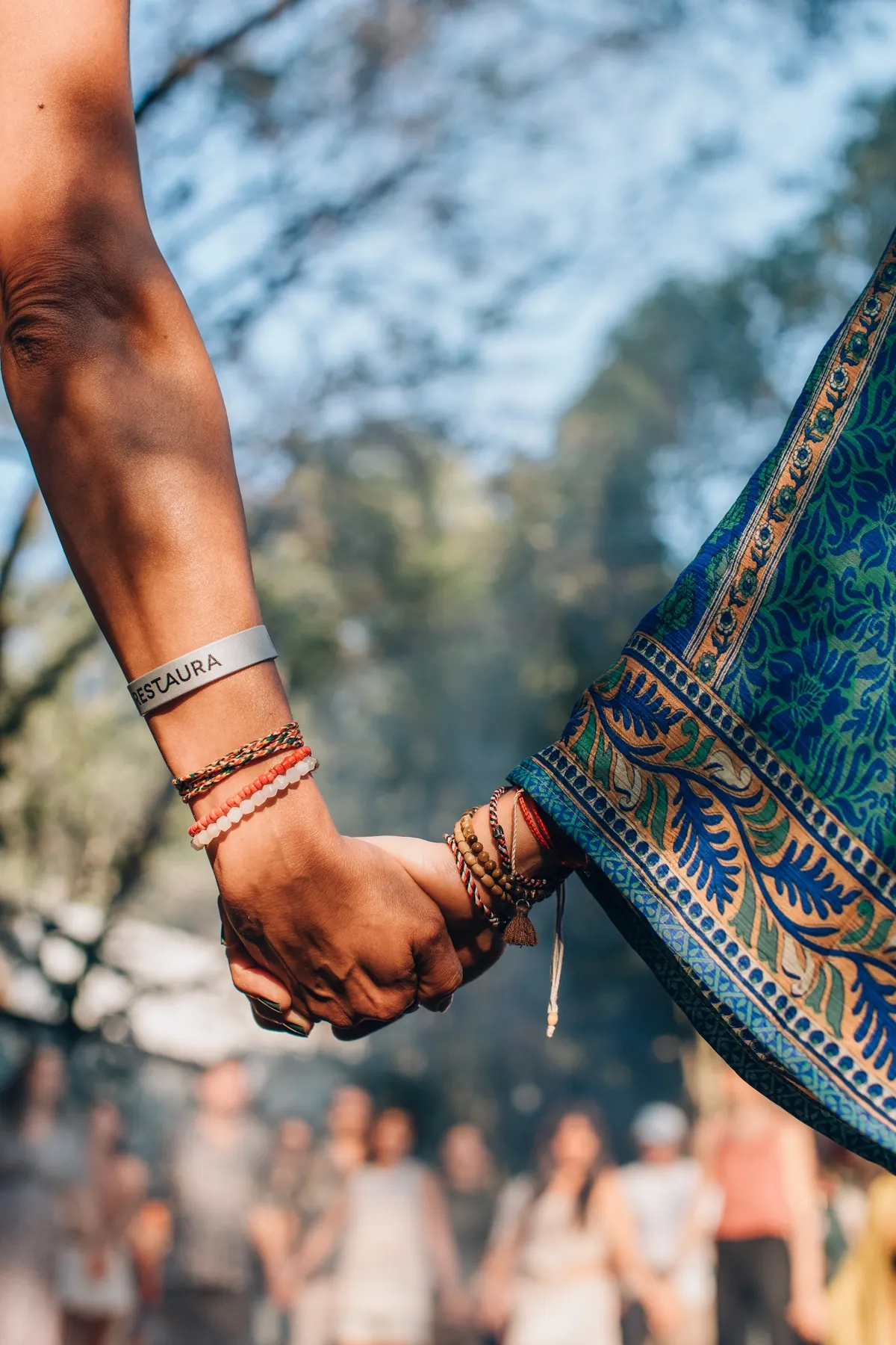 Dos personas tomadas de la mano durante una actividad comunitaria