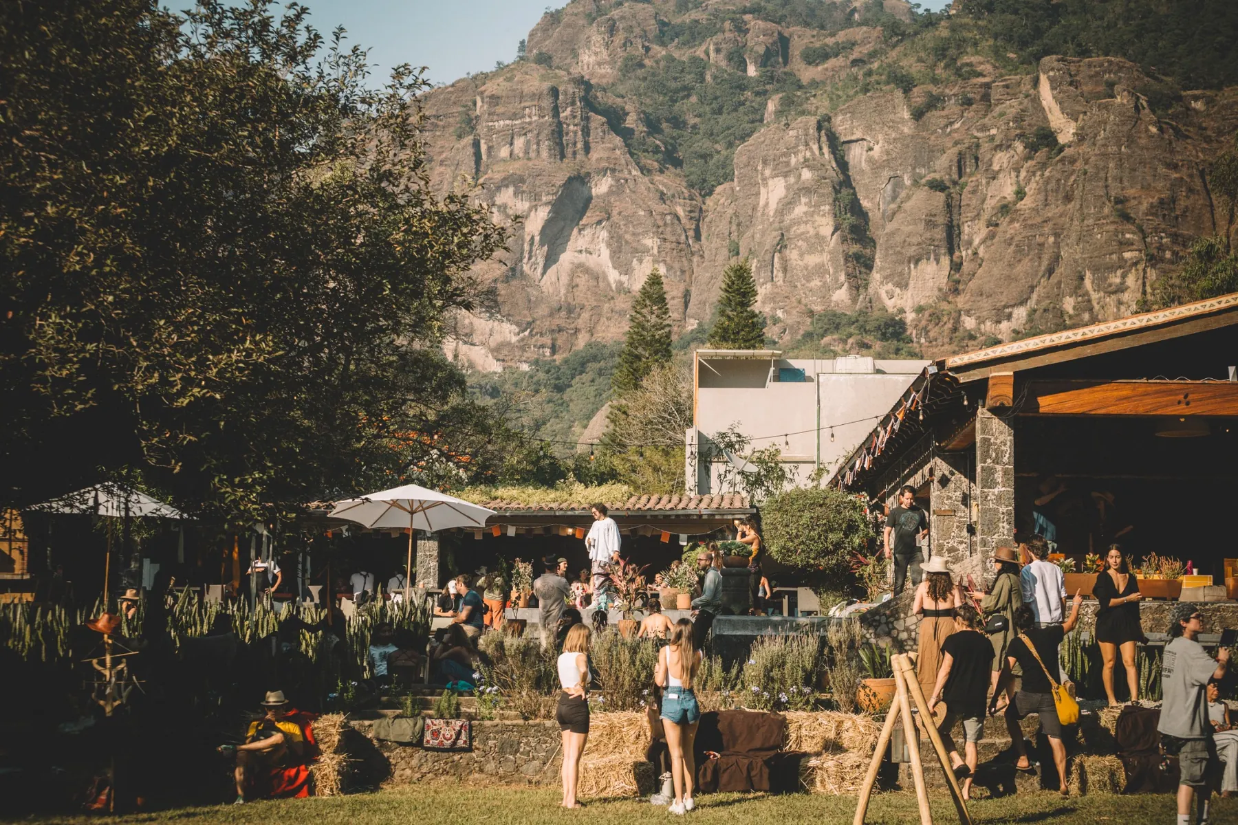 Invitados en el jardín de IKAL con la montaña de fondo