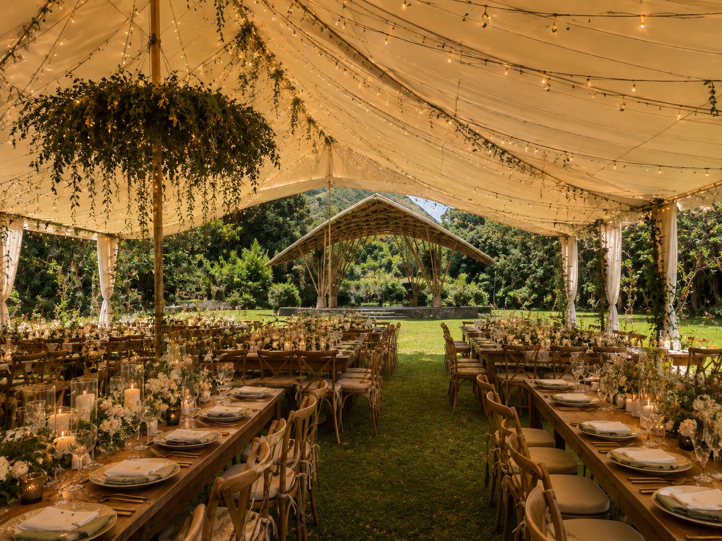 Montaje de banquete bajo carpa con vista a la shala y los jardines