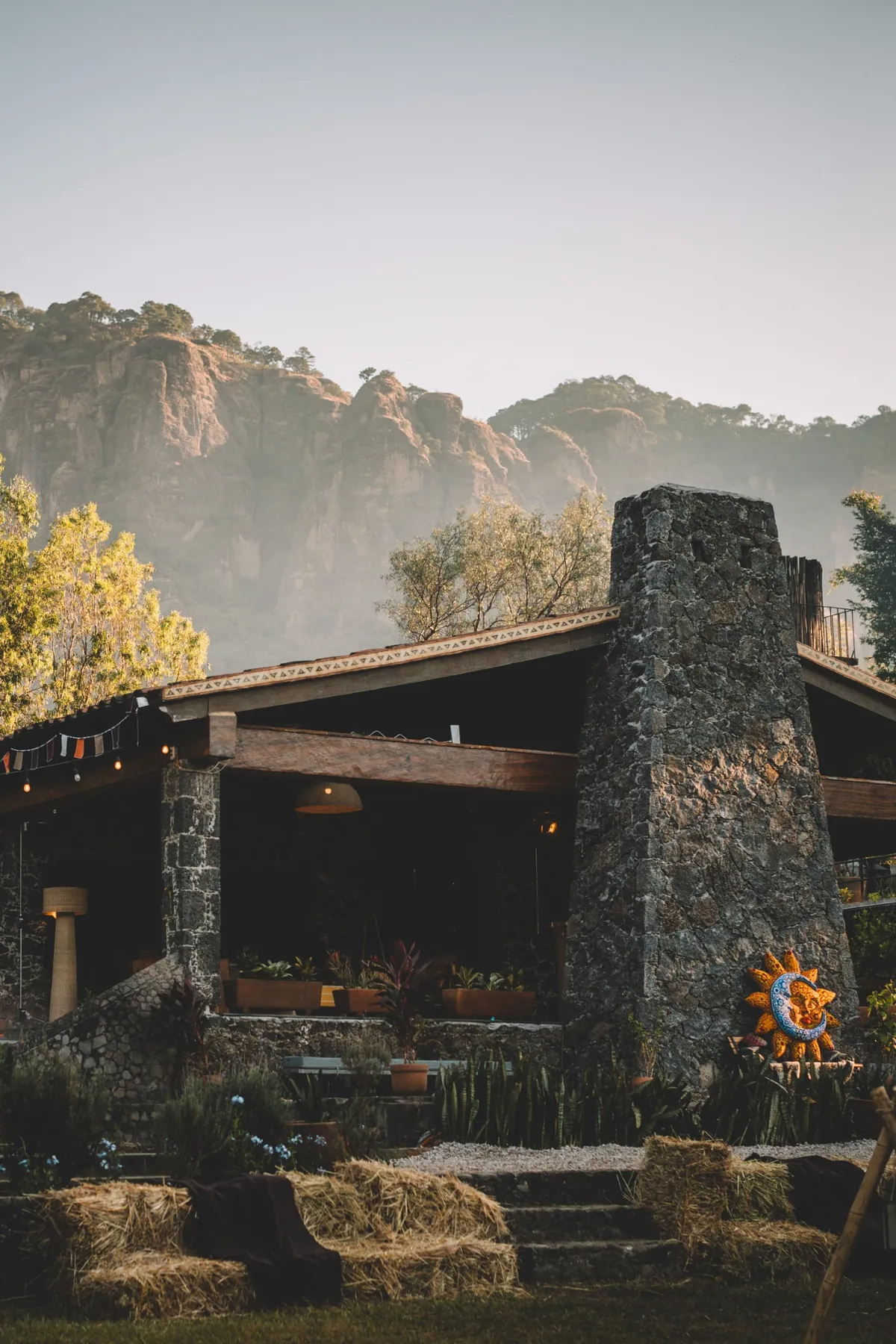 Arquitectura de piedra y madera de IKAL frente al cerro del Tepozteco