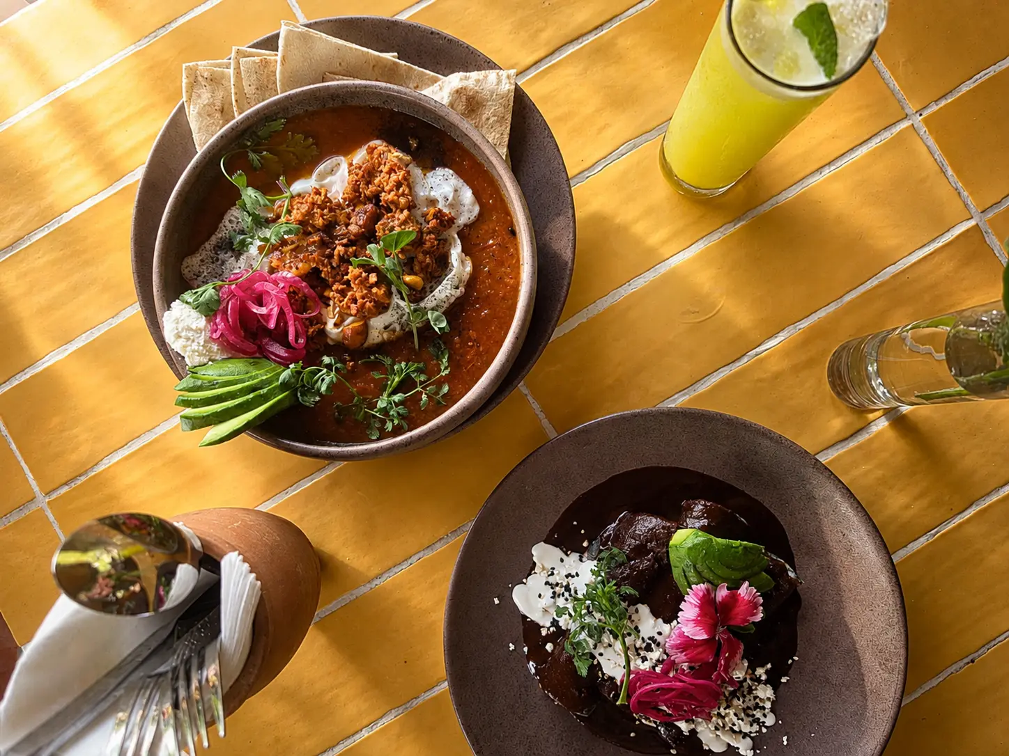 Platillos y bebidas servidos en la mesa