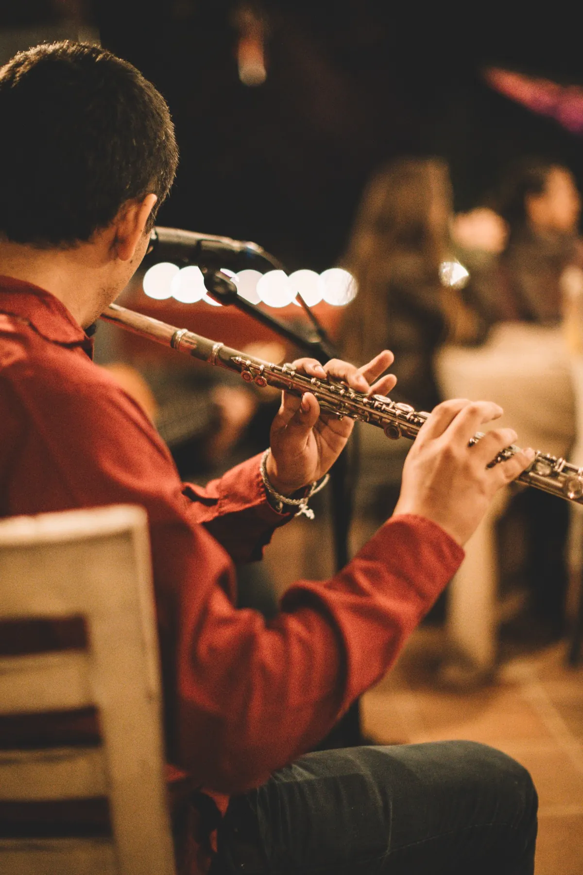 Músico tocando la flauta durante una sesión en vivo