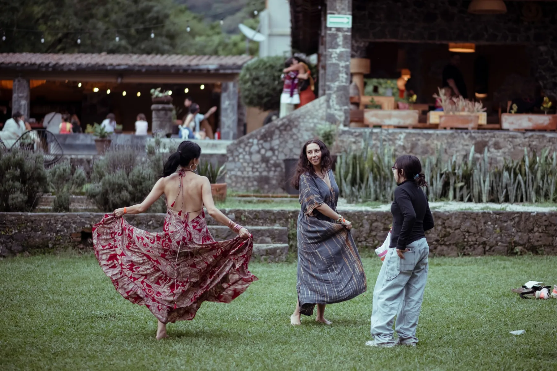 Baile y comunidad en el jardín de IKAL
