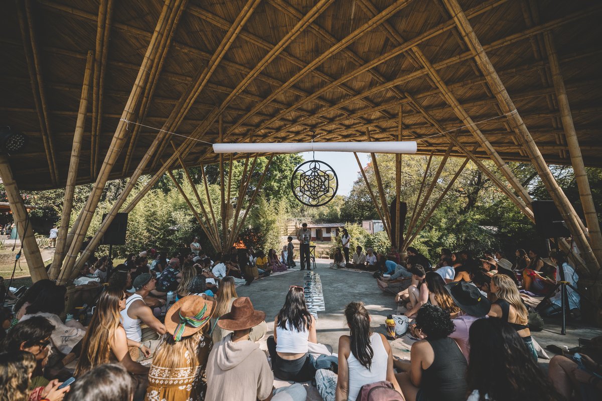 Ceremonia grupal en la shala de bambú