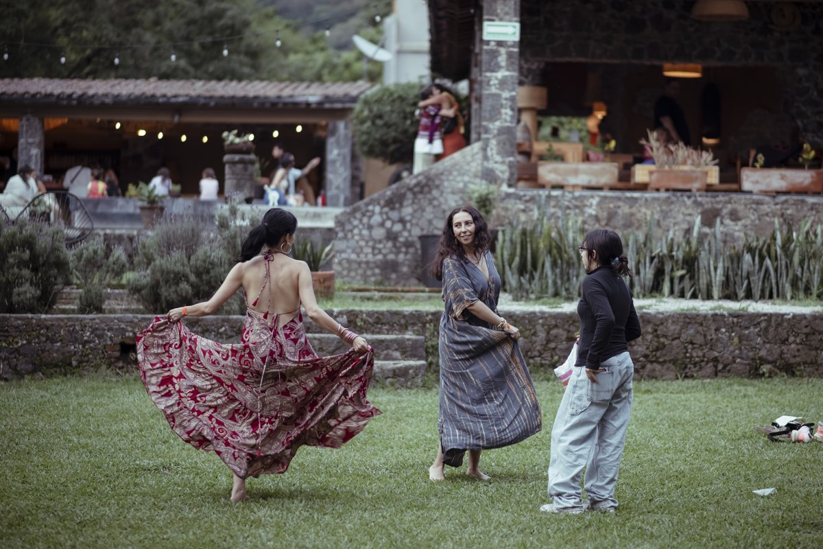Celebración y baile en el jardín