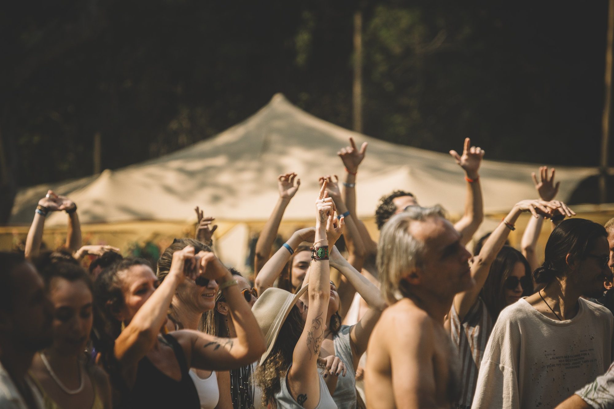 Comunidad celebrando bajo la carpa de IKAL