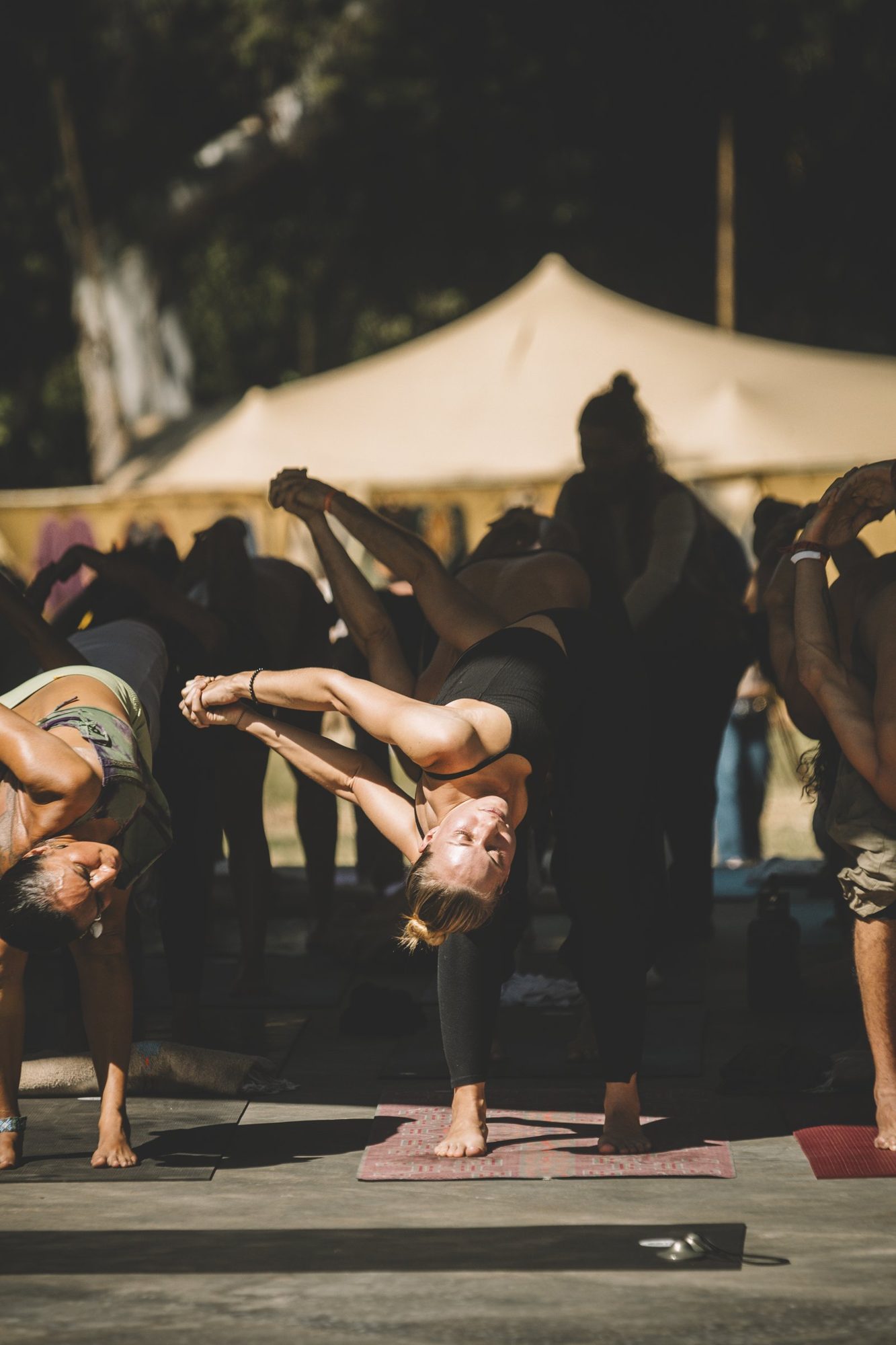 Práctica de yoga en la shala