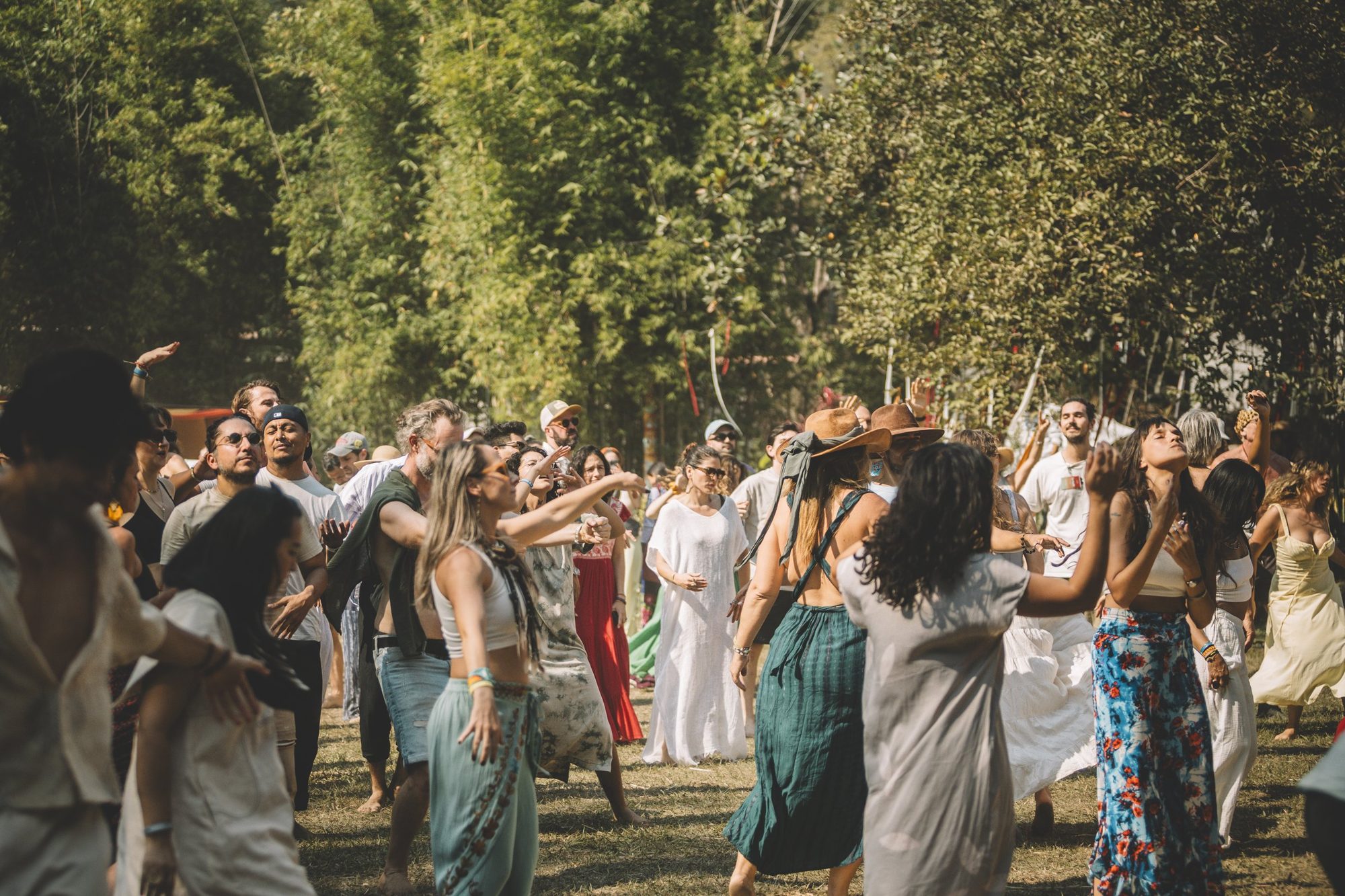 Personas bailando en los jardines de IKAL