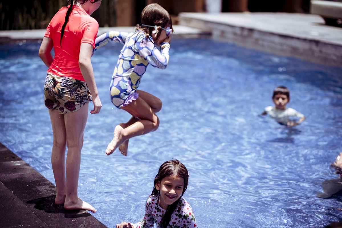 Niños jugando en la alberca